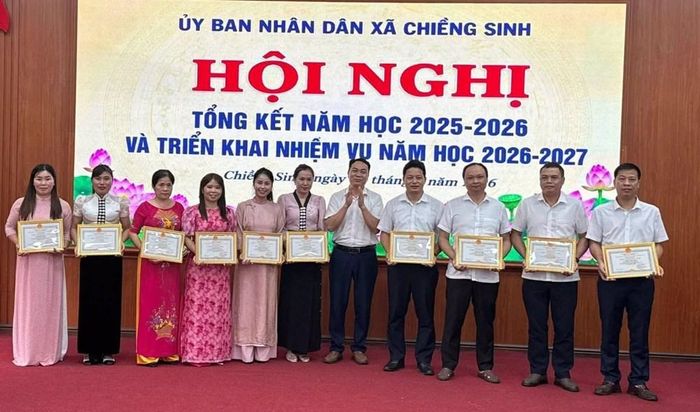 Các tập thể, cá nhân có thành tích xuất sắc trong năm học 2025 - 2026 được biểu dương, khen thưởng tại hội nghị