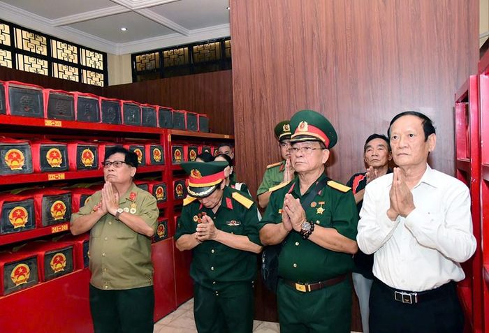 Đại biểu đến viếng các Anh hùng liệt sĩ được quy tập tại Công viên Lê Thị Riêng