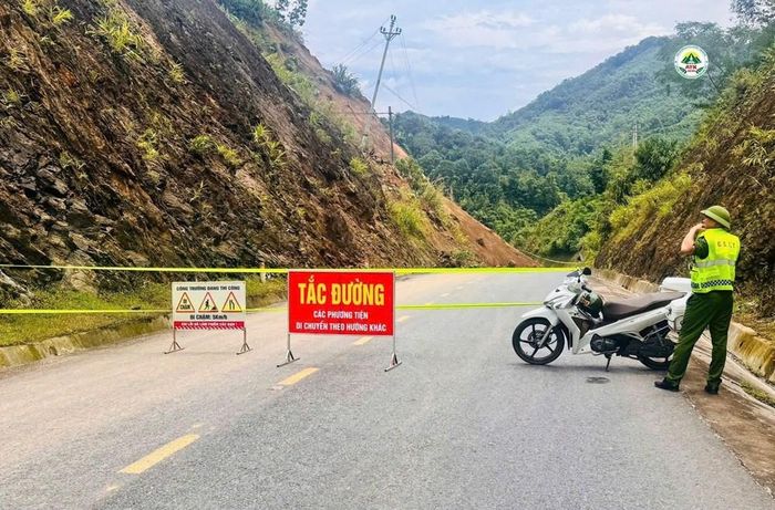 Đất đá tràn xuống đường, cơ quan chức năng tiến hành căng dây cảnh báo nhằm đảm bảo an toàn cho phương tiện qua lại khu vực