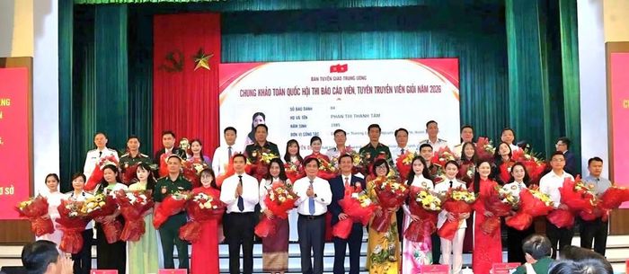 Phó Trưởng Ban Tuyên giáo Trung ương Phan Xuân Thủy và Phó Bí thư Thường trực Tỉnh ủy Nguyễn Hồng Phong tặng hoa các thí sinh. Ảnh: Quốc Hương