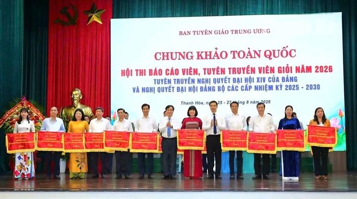 Lãnh đạo Ban Tuyên giáo Trung ương và tỉnh Thanh Hóa trao cờ lưu niệm cho các đoàn tham gia Hội thi. Ảnh: Quốc Hương