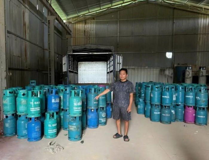 Đối tượng cùng tang vật bị thu giữ. Ảnh: Công an Hà Nội