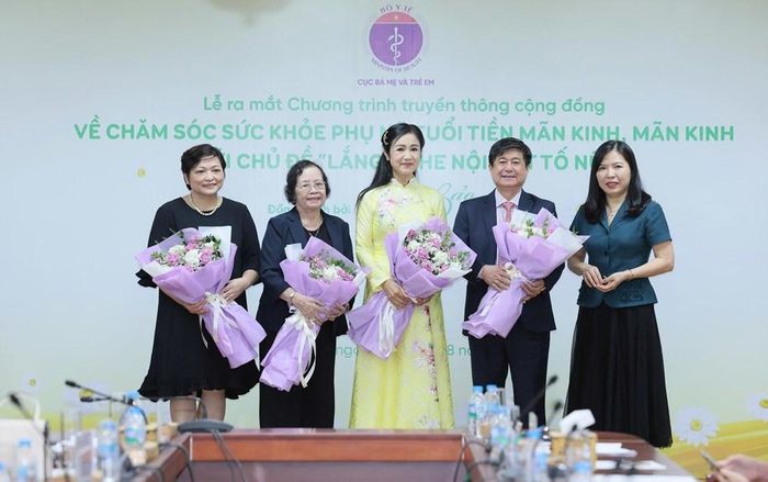 Các đại biểu và y bác sĩ tham gia chương trình
