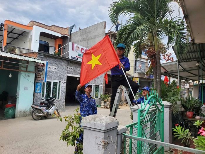 Những lá cờ Tổ quốc tạo nên diện mạo rực rỡ cho tuyến đường thôn