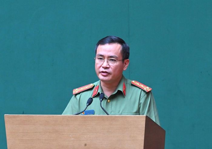 Đại tá Nguyễn Thế Tuấn, Phó Chánh Văn phòng Bộ Công an trình bày báo cáo tại Hội nghị
