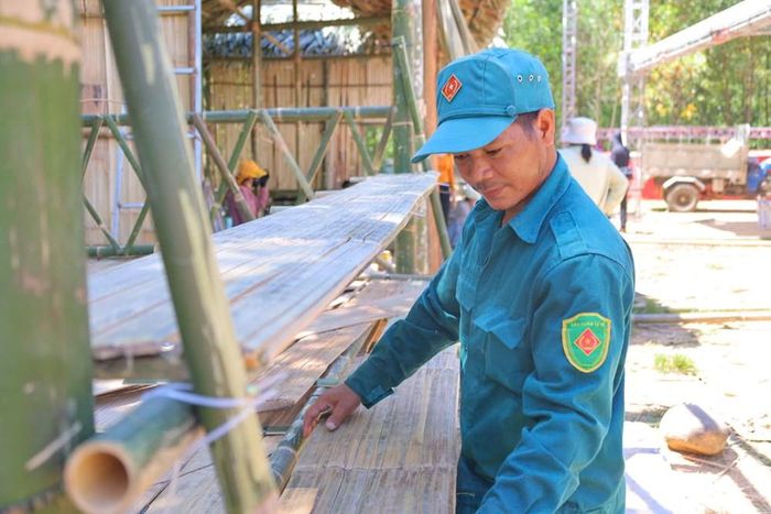 Các lực lượng cùng nhau chỉnh trang khu vực tổ chức, tạo không gian sạch đẹp, khang trang