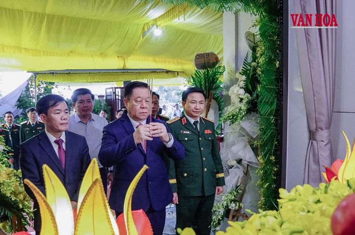 Đại tướng Nguyễn Trọng Nghĩa đã thành kính dâng hương đối với đảng viên Lê Thương (xã Vĩnh Định) vừa mới qua đời. Đại tướng trao Huy hiệu 80 năm tuổi Đảng cho thân nhân và đặt trang trọng trước di ảnh của ông