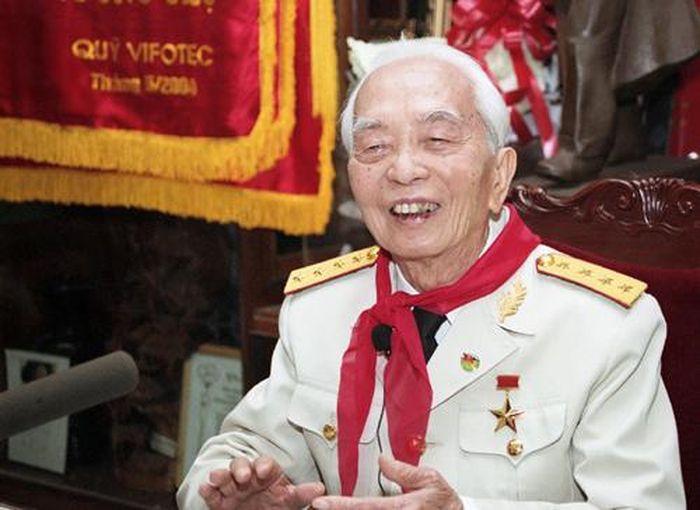 Đại tướng Võ Nguyên Giáp tại buổi tiếp thân mật các thiếu nhi đến thăm Đại tướng tại tư gia, ngày 7/5/2004, nhân kỷ niệm 50 năm Chiến thắng Điện Biên Phủ. Ảnh: Đình Trân/TTXVN