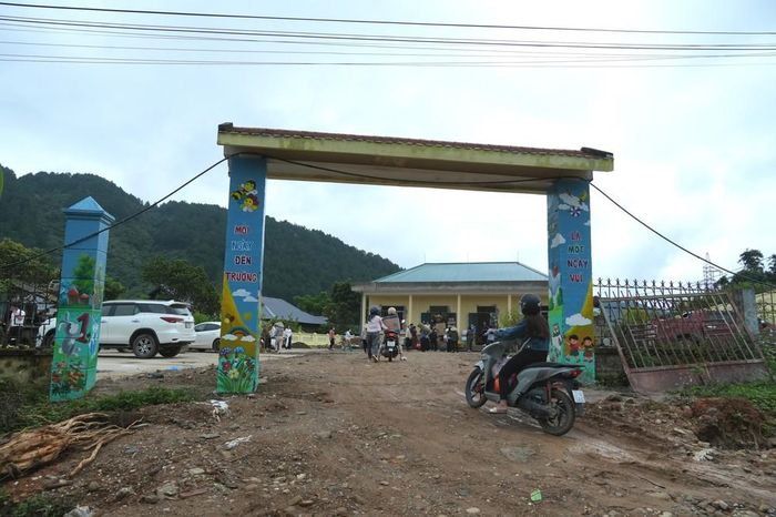 Mặc dù là ngày Chủ Nhật, nhưng toàn bộ giáo viên của Trường Mầm non Mường Than cùng các phụ huynh đã có mặt từ sớm để dọn dẹp khuôn viên trường, lớp tại điểm trường Bản Chít. Ảnh: Việt Dũng - TTXVN