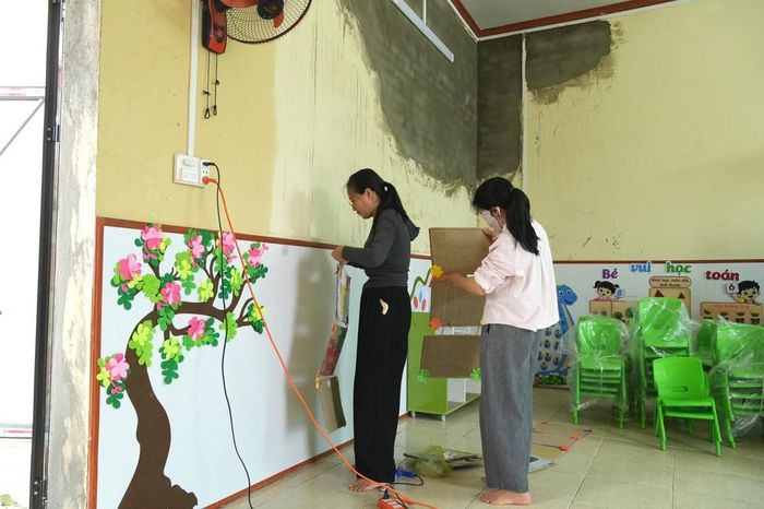 Từng góc lớp được chăm chút, trang trí để sẵn sàng đón trẻ đến trường trong năm học mới. Ảnh: Việt Dũng - TTXVN