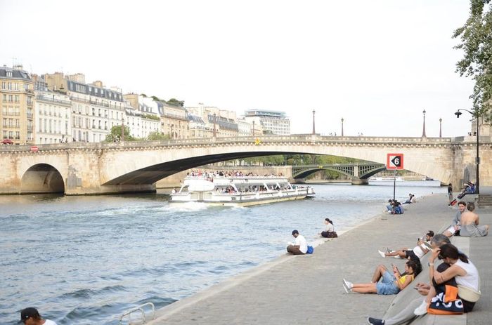 Những bậc đá sát mép sông Seine trở thành điểm dừng chân, thư giãn và ngắm tàu thuyền qua lại của người dân và du khách. Ảnh: Hữu Chiến - PV TTXVN tại Pháp