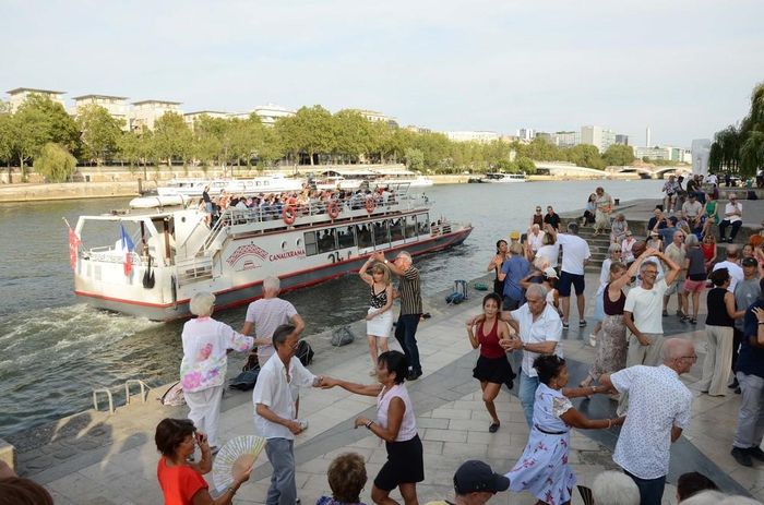 Người dân khiêu vũ bên bờ sông Seine, đoạn chảy qua thủ đô Paris. Ảnh: Hữu Chiến - PV TTXVN tại Pháp