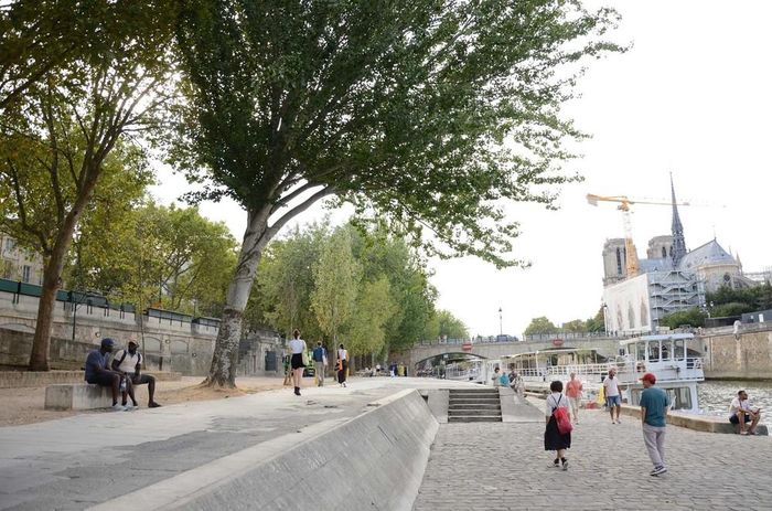Lối đi bộ rợp bóng cây bên sông Seine, đoạn chảy qua thủ đô Paris. Ảnh: Hữu Chiến - PV TTXVN tại Pháp
