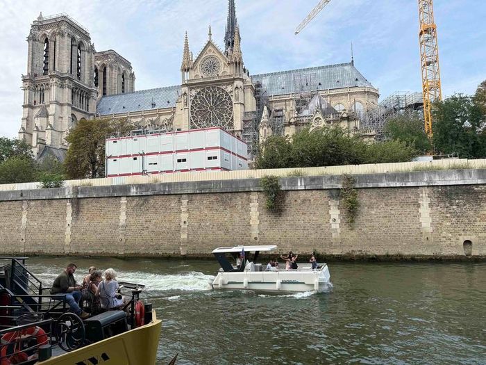 Một nhà hàng nổi trên sông Seine, đoạn chảy qua Nhà thờ Đức Bà Paris. Ảnh: Hữu Chiến - PV TTXVN tại Pháp