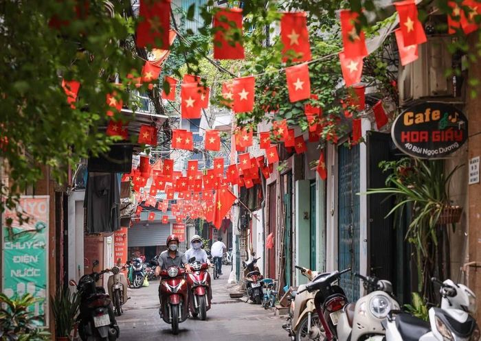 Tại các ngõ, xóm, cờ Đảng, cờ Tổ quốc được trang hoàng đồng bộ, rực rỡ chào mừng kỷ niệm 81 năm Quốc khánh 2/9. Ảnh: Hoàng Hiếu - TTXVN