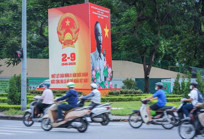 Một cụm pano cỡ lớn chào mừng Quốc khánh 2/9 được bố trí trang trọng trên phố Nguyễn Văn Huyên. Ảnh: Hoàng Hiếu - TTXVN