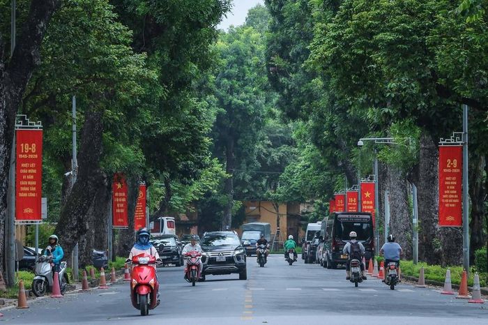Băng rôn rực rỡ chào mừng 81 năm Cách mạng Tháng Tám thành công và Quốc khánh (2/9/1945 – 2/9/2026) trên đường Hoàng Văn Thụ. Ảnh: Hoàng Hiếu - TTXVN