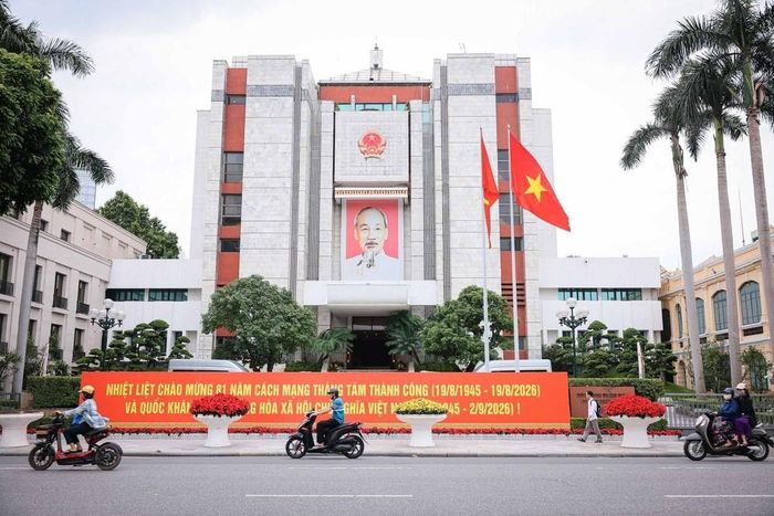 Băng rôn cỡ cực lớn được bố trí trước Trụ sở HĐND, UBND Thành phố Hà Nội chào mừng kỷ niệm 81 năm Cách mạng Tháng Tám thành công (19/8/1945 – 19/8/2026) và Quốc khánh nước Cộng hòa xã hội chủ nghĩa Việt Nam (2/9/1945 – 2/9/2026). Ảnh: Hoàng Hiếu - TTXVN