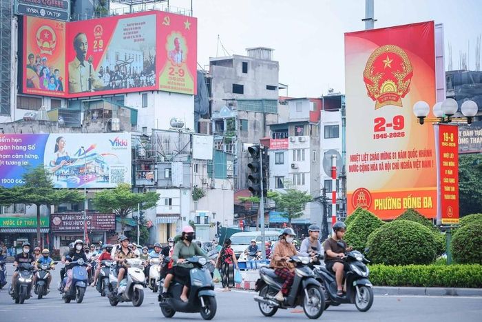 Tại ngã 6 Ô Chợ Dừa, Pano cỡ lớn được đặt trang trọng chào mừng 81 năm Quốc khánh nước Cộng hòa xã hội chủ nghĩa Việt Nam (2/9/1945 – 2/9/2026). Ảnh: Hoàng Hiếu - TTXVN