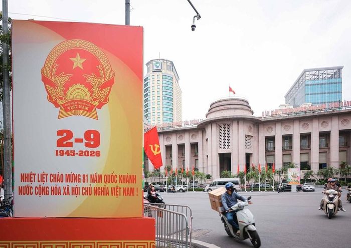 Pano cỡ lớn chào mừng Quốc khánh 2/9 được bố trí phía trước khu vực Ngân hàng nhà nước Việt Nam. Ảnh: Hoàng Hiếu - TTXVN
