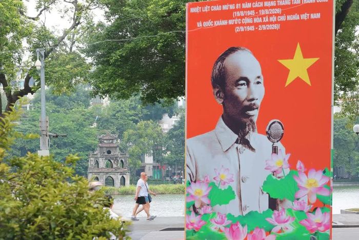 Nhiều cụm pano cỡ lớn được đặt ở những vị trí trang trọng xung quanh Hồ Gươm, chào mừng kỷ niệm 81 năm Quốc khánh (2/9/1945 – 2/9/2026). Ảnh: Hoàng Hiếu - TTXVN