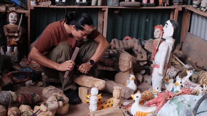 Du khách trải nghiệm tại làng nghề rối nước Đào Thục trong khuôn khổ chương trình của Lễ hội Thiết kế sáng tạo. Ảnh: VNU-SIS
