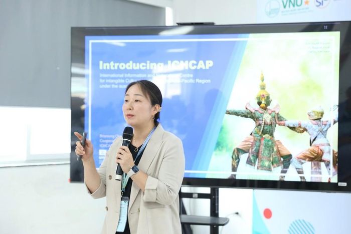 Bà Cha Boyoung, Giám đốc Văn phòng Hợp tác và Mạng lưới tại ICHCAP cho rằng cần thay đổi cách nhìn về di sản văn hóa. Ảnh: VNU-SIS