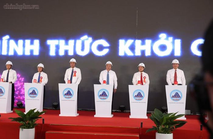 Phó Thủ tướng Thường trực Chính phủ Phạm Gia Túc và các đại biểu nhấn nút khởi công Dự án - Ảnh: chinhphu.vn/Nguyễn Hoàng