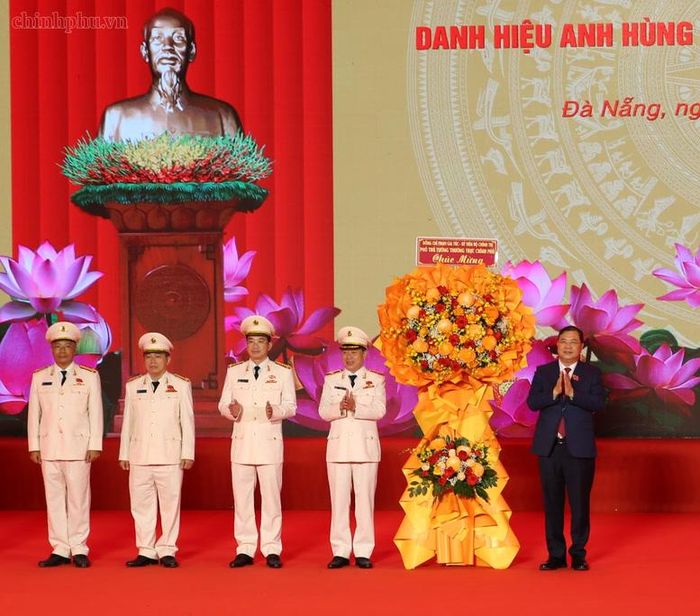 Phó Thủ tướng Thường trực Chính phủ Phạm Gia Túc tặng hoa chúc mừng Công an thành phố Đà Nẵng - Ảnh: chinhphu.vn/Nguyễn Hoàng