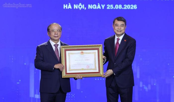 Thủ tướng Chính phủ Lê Minh Hưng trao Huân chương Lao động hạng Nhất tặng Chủ tịch Hiệp hội Nguyễn Văn Thân - Ảnh: chinhphu.vn/Nhật Bắc
