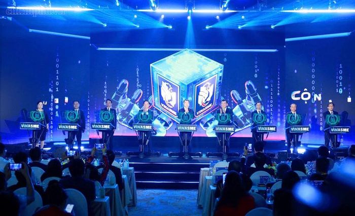 Thủ tướng Chính phủ Lê Minh Hưng cùng các đại biểu thực hiện nghi thức kích hoạt ra mắt nền tảng số VINASME - Ảnh: chinhphu.vn/Nhật Bắc