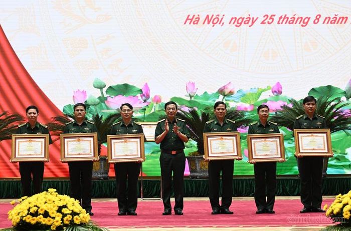 Đại tướng Phan Văn Giang, Phó Thủ tướng Chính phủ, Bộ trưởng Bộ Quốc phòng trao tặng Bằng khen của Thủ tướng Chính phủ cho các tập thể, cá nhân - Ảnh: chinhphu.vn/DA