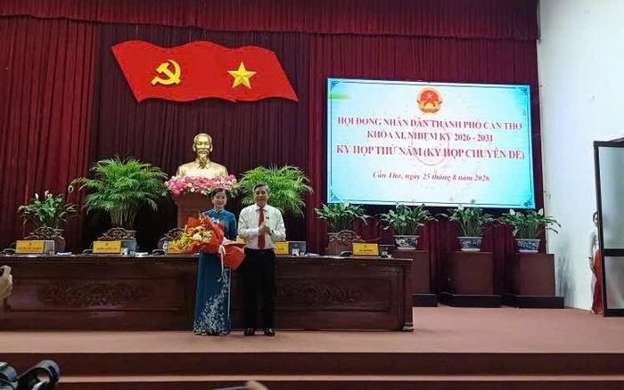 Chủ tịch HĐND TP. Cần Thơ Đồng Văn Thanh chúc mừng bà Trần Thị Huyền, Giám đốc Sở Giáo dục và Đào tạo được bầu làm Ủy viên UBND TP. Cần Thơ - Ảnh: chinhphu.vn/LS