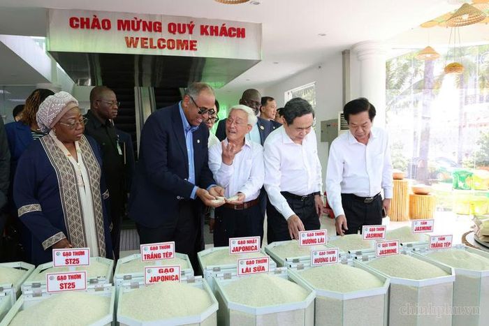 Hai Chủ tịch Quốc hội cùng Đoàn công tác tìm hiểu các sản phẩm gạo tại Công ty Cổ phần Nông nghiệp công nghệ cao Trung An - Ảnh: chinhphu.vn/LS