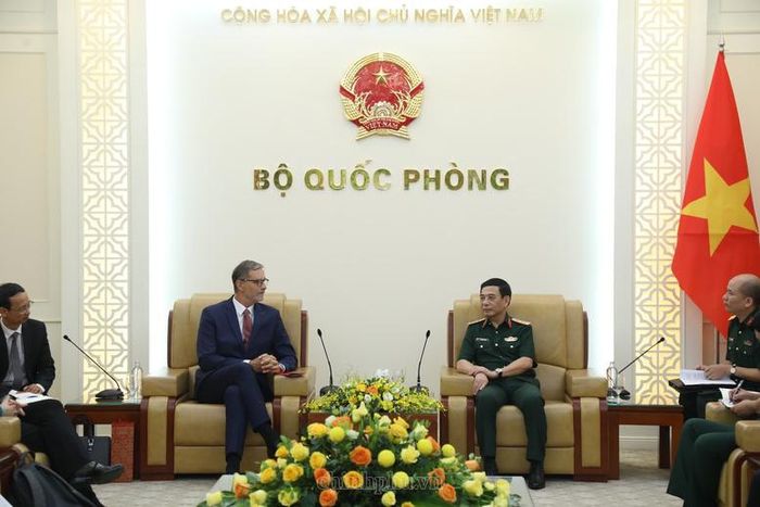 Đại tướng Phan Văn Giang, Ủy viên Bộ Chính trị, Phó Thủ tướng Chính phủ, Bộ trưởng Bộ Quốc phòng tiếp ông Olivier Brochet, Đại sứ Cộng hòa Pháp tại Việt Nam - Ảnh: chinhphu.vn/Nguyễn Hoàng