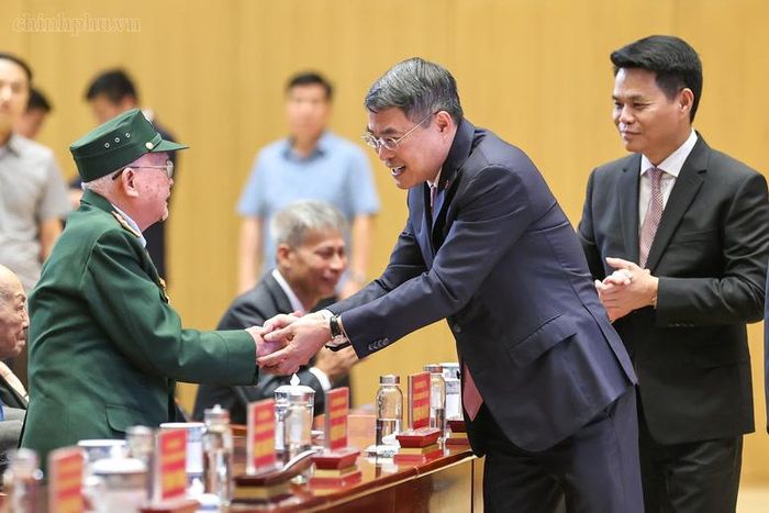 Thủ tướng Chính phủ và các đại biểu dự lễ trao tặng Huy hiệu 80 năm, 75 năm và 70 năm tuổi Đảng đợt 2/9/2026 cho các đồng chí đảng viên lão thành tại Đảng bộ thành phố Hải Phòng - Ảnh: chinhphu.vn/Nhật Bắc