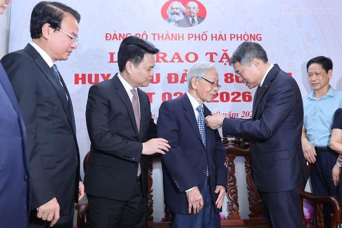 Thủ tướng tới thăm và trao Huy hiệu 80 năm tuổi Đảng tặng đồng chí Đào Thế Đính (Cao Văn), năm nay 99 tuổi, nguyên Ủy viên Ban Thường vụ Thành ủy, nguyên Quyền Chủ tịch UBND thành phố Hải Phòng - Ảnh: chinhphu.vn/Nhật Bắc