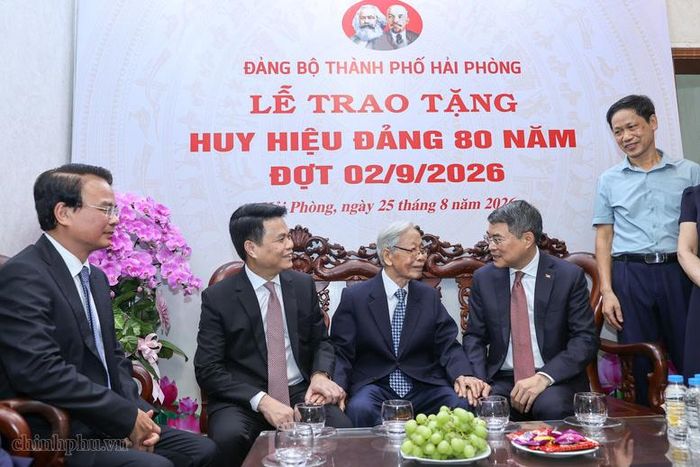 Thủ tướng thăm hỏi đồng chí Đào Thế Đính (Cao Văn) - Ảnh: chinhphu.vn/Nhật Bắc