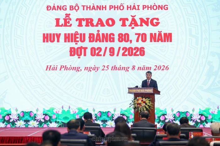Thủ tướng nhiệt liệt chúc mừng các cụ, các bác, các đồng chí vinh dự được nhận Huy hiệu Đảng cao quý - Ảnh: chinhphu.vn/Nhật Bắc