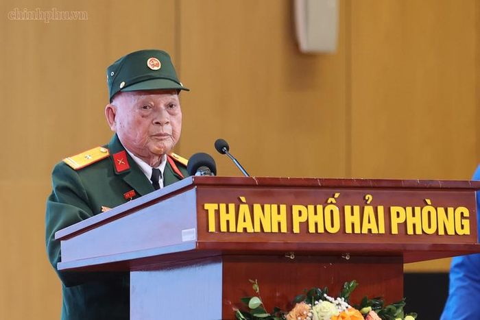 Đồng chí Nguyễn Văn Nậm bày tỏ xúc động, cảm ơn lãnh đạo Đảng, Nhà nước, cấp ủy, chính quyền địa phương cùng nhân dân đã luôn đùm bọc, nuôi dưỡng và dìu dắt trong suốt 80 năm đứng trong hàng ngũ của Đảng - Ảnh: chinhphu.vn/Nhật Bắc