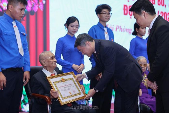 Thủ tướng Chính phủ trao Huy hiệu Đảng tặng đồng chí đảng viên lão thành - Ảnh: chinhphu.vn/Nhật Bắc