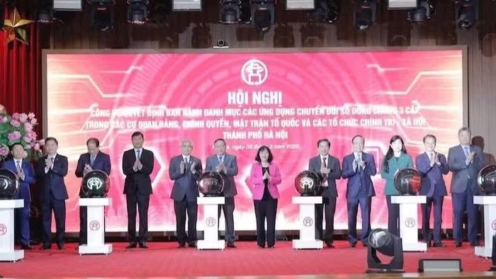 Các đại biểu bấm nút khai trương các ứng dụng chuyển đổi số dùng chung ba cấp trong các cơ quan Đảng, Chính quyền, Đoàn thể thành phố Hà Nội. (Ảnh: QUỐC TOẢN)
