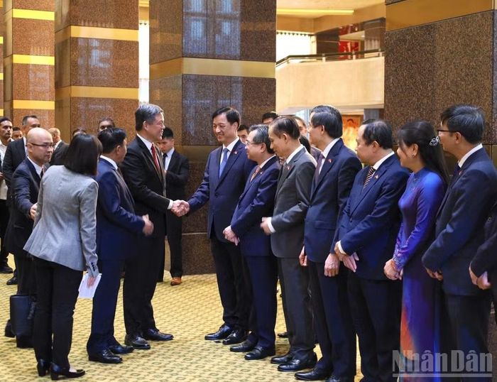 Hai nhà lãnh đạo cùng thân mật chào hỏi và giới thiệu các quan chức hai nước.