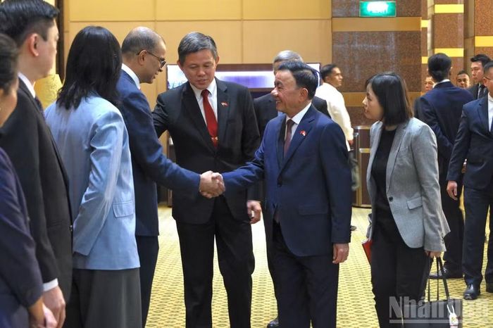 Hai nhà lãnh đạo cùng thân mật chào hỏi và giới thiệu các quan chức hai nước.