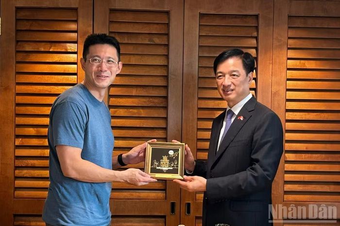 Đồng chí Nguyễn Duy Ngọc tặng Giám đốc điều hành bộ phận Open Government Products Lý Hồng Nghị sản phẩm mỹ nghệ truyền thống của Việt Nam.