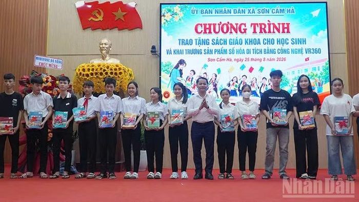 Lãnh đạo Sở Giáo dục và Đào tạo thành phố Đà Nẵng trao tặng sách giáo khoa cho học sinh xã Sơn Cẩm Hà. (Ảnh: QV)