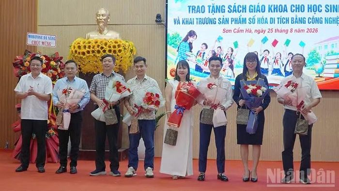 Lãnh đạo xã Sơn Cẩm Hà tặng hoa cảm ơn các mạnh thường quân đã ủng hộ chương trình. (Ảnh: QV)
