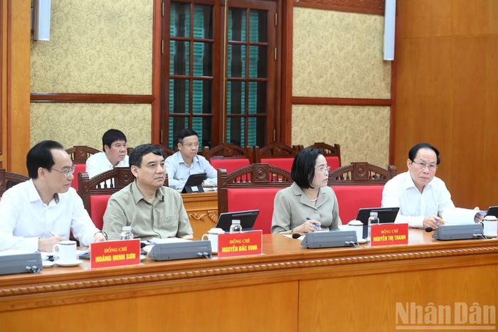 Các đồng chí lãnh đạo và các đại biểu tham dự cuộc làm việc.