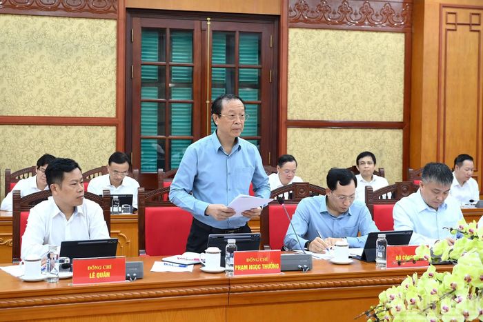 Thứ trưởng Giáo dục và Đào tạo Phạm Ngọc Thưởng trình bày báo cáo tại cuộc làm việc.
