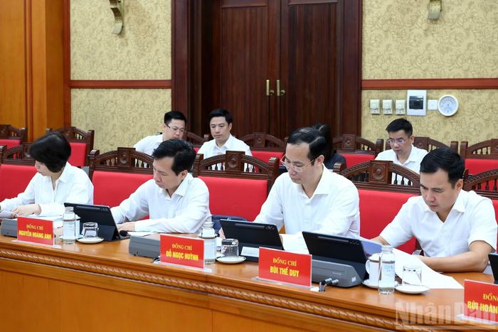 Các đại biểu tham dự cuộc làm việc.